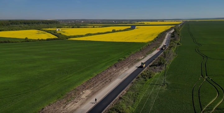 Utilaje de asfaltare pe drumul județean DJ 691, pe tronsonul care traversează localitățile Pișchia și Mașloc.