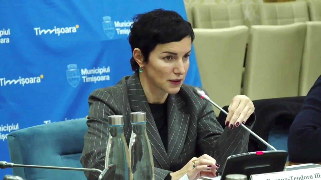 Consilierul local Roxana Iliescu prezentând date despre noile structuri și angajări din subordinea Primăriei Timișoara.