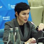 Consilierul local Roxana Iliescu prezentând date despre noile structuri și angajări din subordinea Primăriei Timișoara.