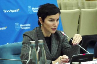 Consilierul local Roxana Iliescu prezentând date despre noile structuri și angajări din subordinea Primăriei Timișoara.