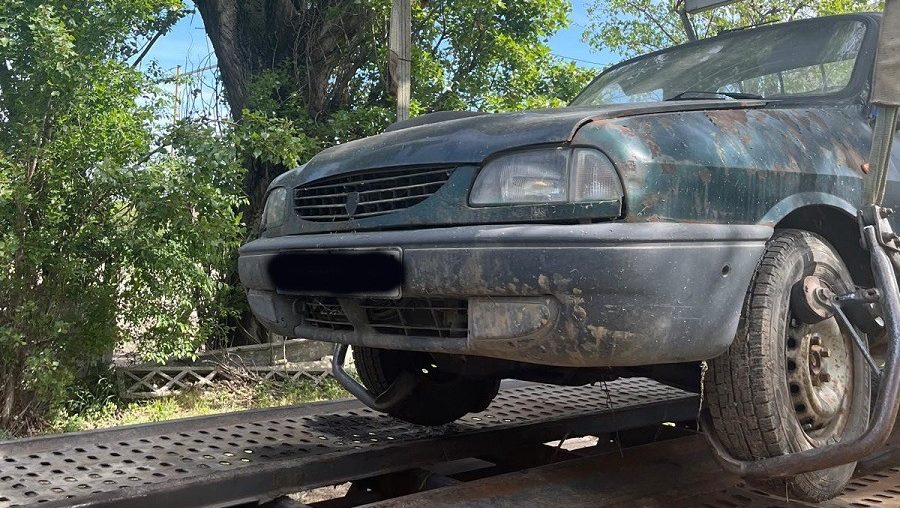 Echipaj Timpark ridicând un autovehicul declarat abandonat de pe o stradă din Timișoara.