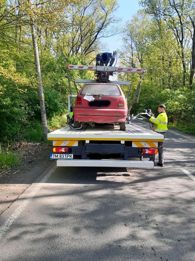 Echipaj Timpark ridicând un autovehicul declarat abandonat de pe o stradă din Timișoara.