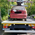 Echipaj Timpark ridicând un autovehicul declarat abandonat de pe o stradă din Timișoara.