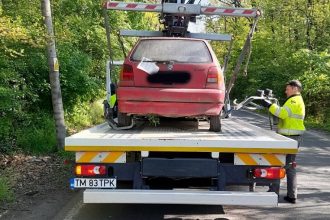 Echipaj Timpark ridicând un autovehicul declarat abandonat de pe o stradă din Timișoara.