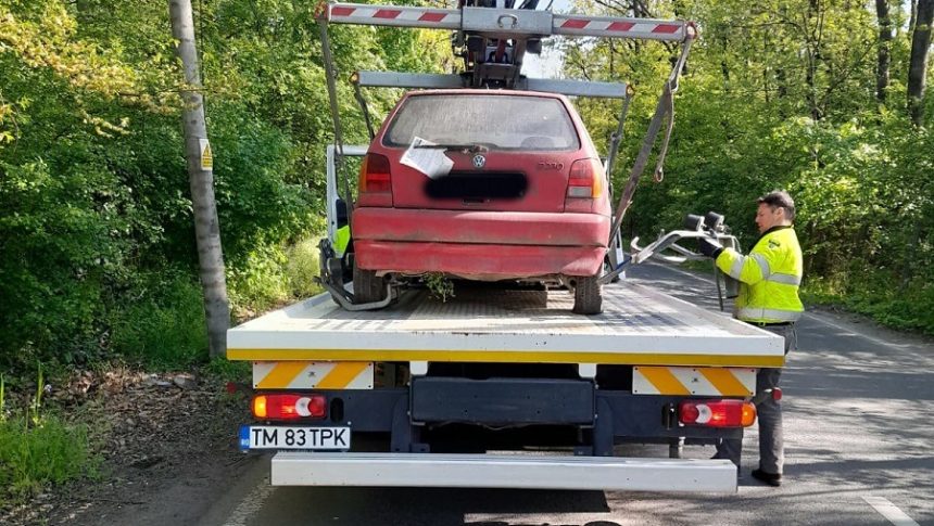 Echipaj Timpark ridicând un autovehicul declarat abandonat de pe o stradă din Timișoara.