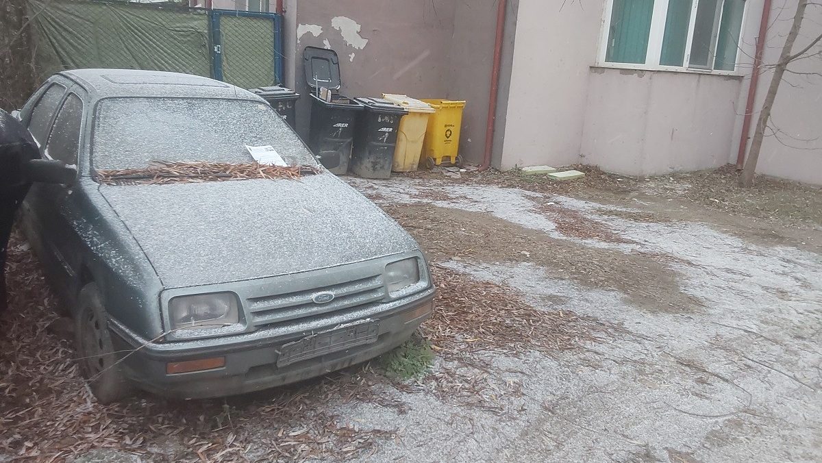 Echipaj Timpark ridicând un autovehicul declarat abandonat de pe o stradă din Timișoara.