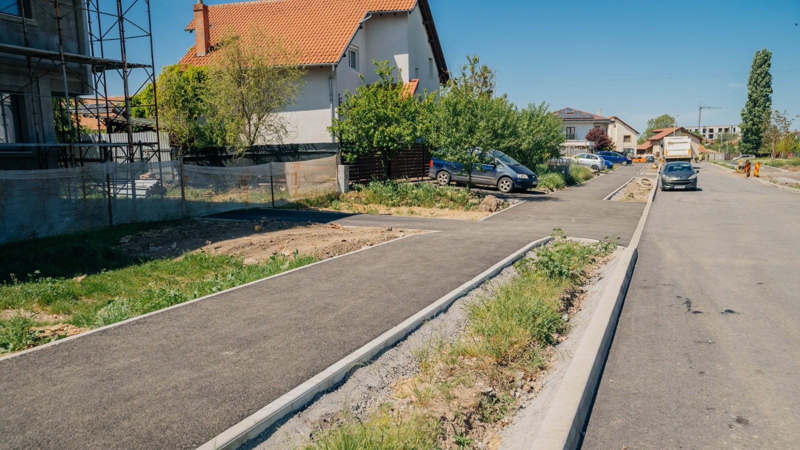 Nou strat de asfalt și trotuare reamenajate pe strada Aurel Bărglăzan din cartierul Blașcovici, Timișoara.