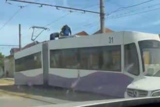 Echipe STPT intervenind la un tramvai defect pe linia 7, în zona stației Cercului din Timișoara.
