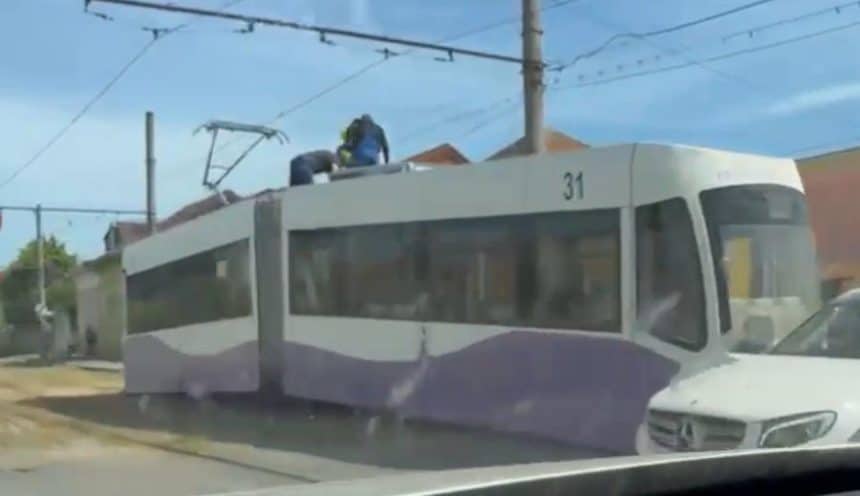 Echipe STPT intervenind la un tramvai defect pe linia 7, în zona stației Cercului din Timișoara.