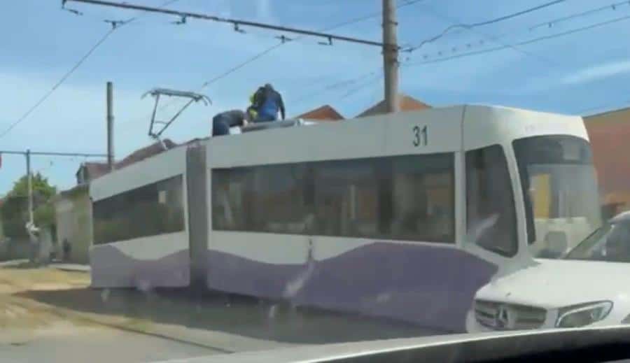 Echipe STPT intervenind la un tramvai defect pe linia 7, în zona stației Cercului din Timișoara.