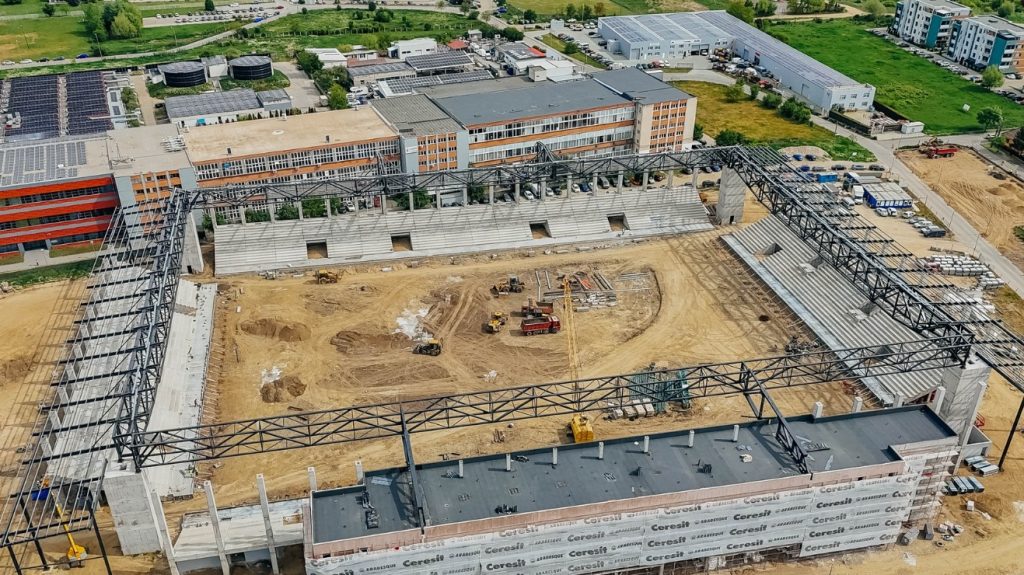 Utilaje pe șantierul stadionului din Calea Buziașului, pregătind terenul pentru parcarea suporterilor.