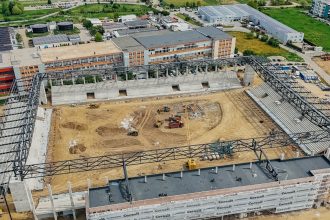 Utilaje pe șantierul stadionului din Calea Buziașului, pregătind terenul pentru parcarea suporterilor.