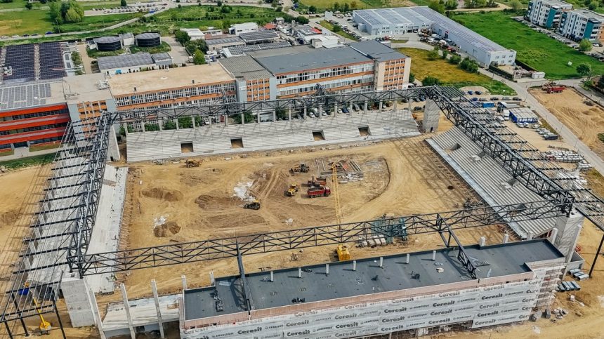 Utilaje pe șantierul stadionului din Calea Buziașului, pregătind terenul pentru parcarea suporterilor.