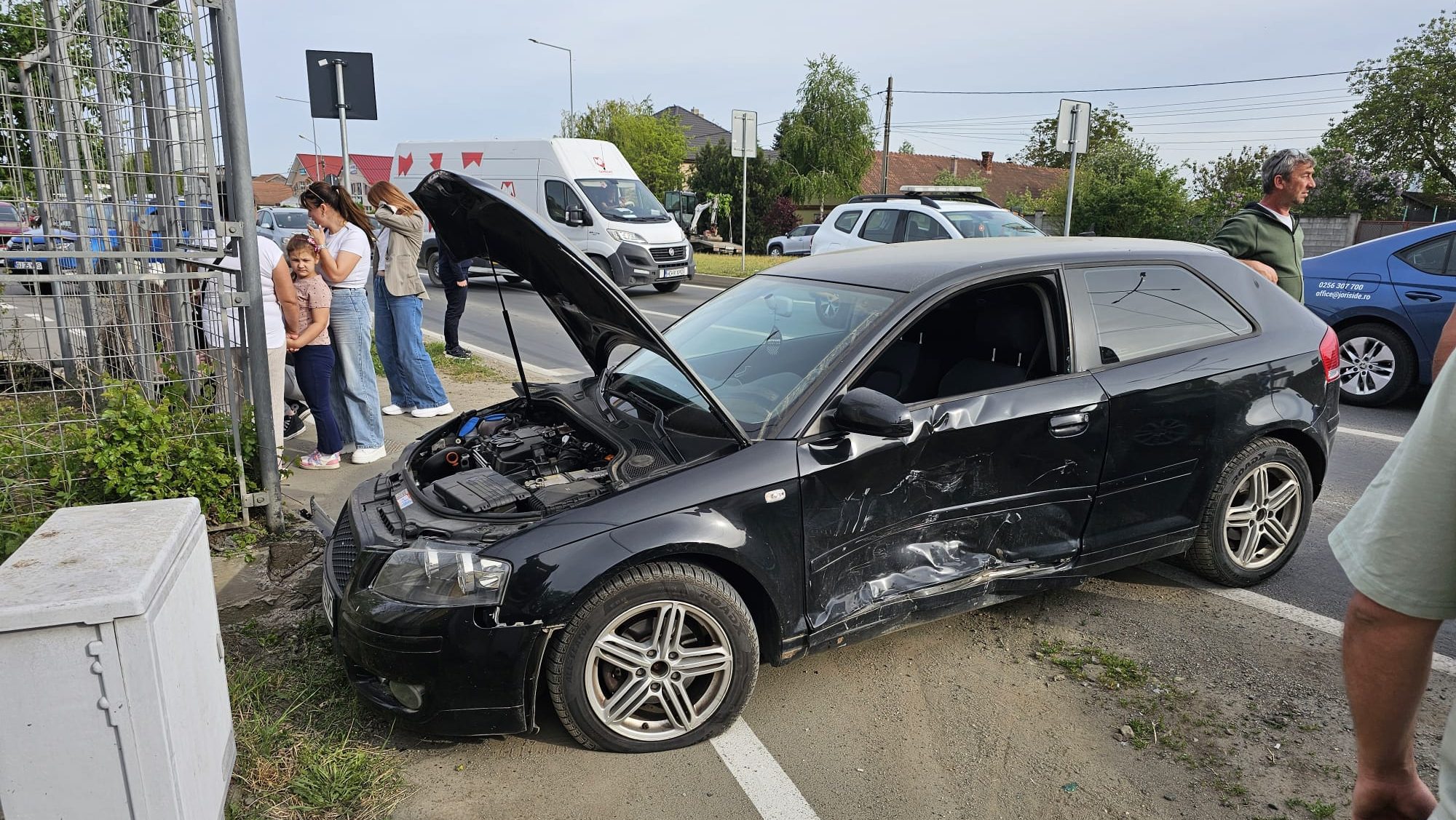 Autoturism avariat în urma impactului cu un stâlp de electricitate în Moșnița Nouă, intersecția străzii Poștei cu strada Principală.