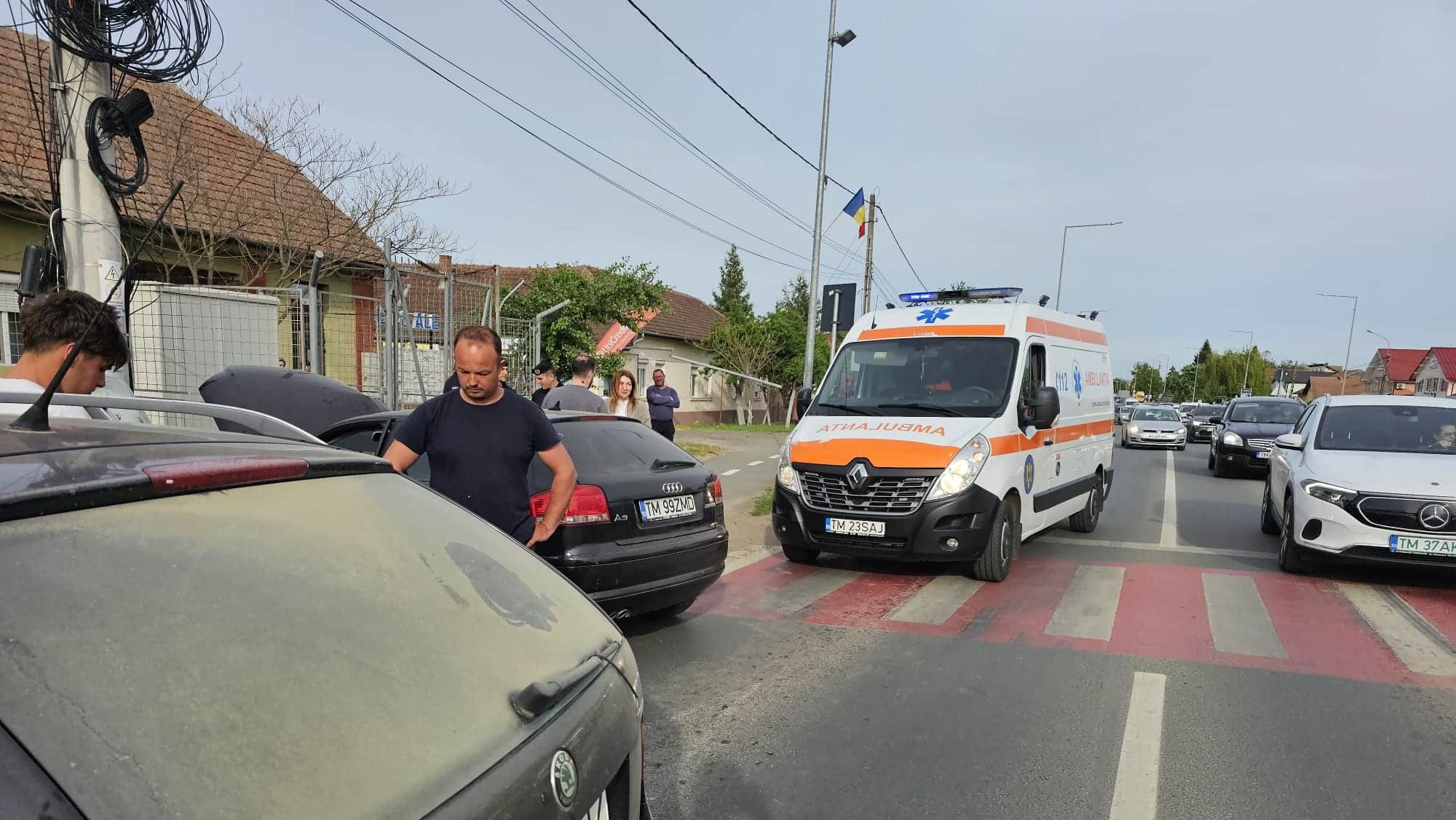 Autoturism avariat în urma impactului cu un stâlp de electricitate în Moșnița Nouă, intersecția străzii Poștei cu strada Principală.