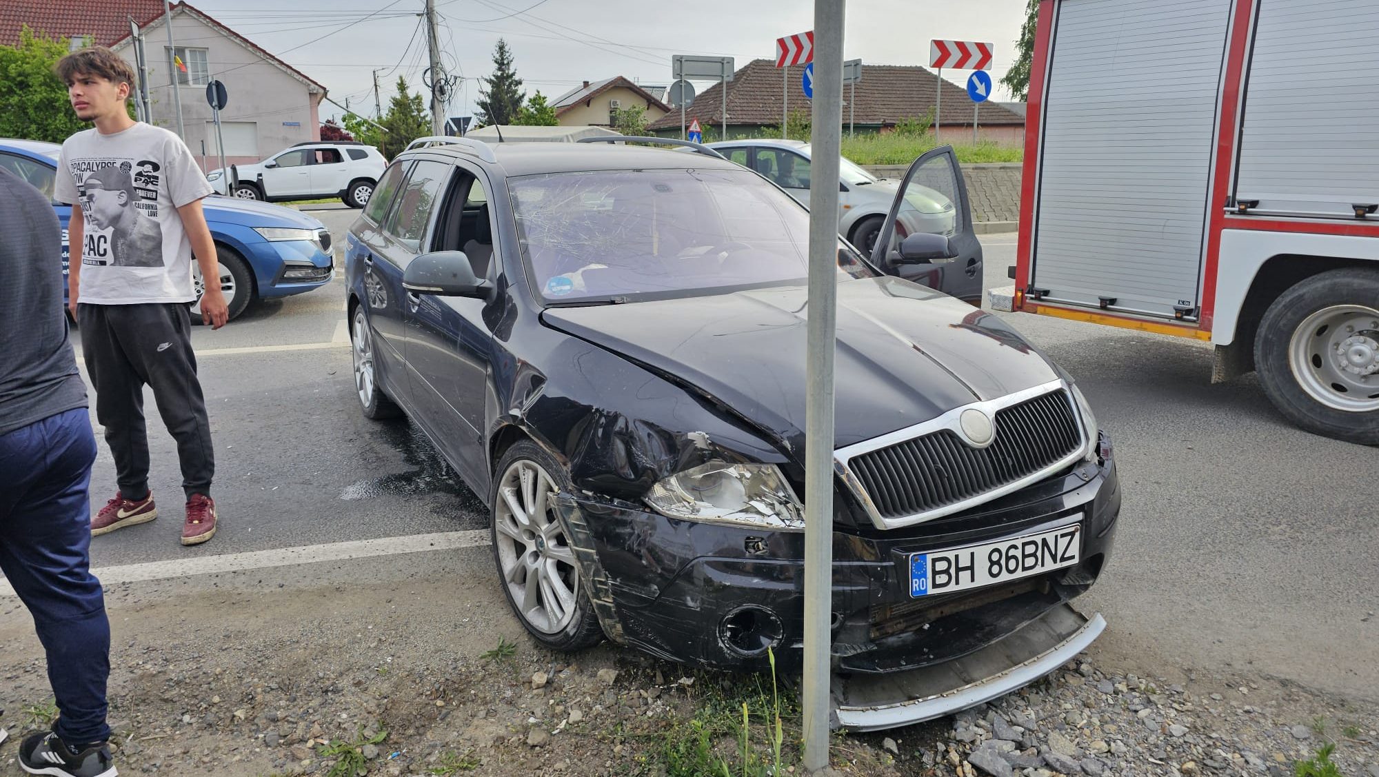 Autoturism avariat în urma impactului cu un stâlp de electricitate în Moșnița Nouă, intersecția străzii Poștei cu strada Principală.