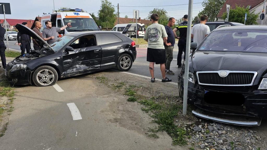 Autoturism avariat în urma impactului cu un stâlp de electricitate în Moșnița Nouă, intersecția străzii Poștei cu strada Principală.
