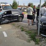 Autoturism avariat în urma impactului cu un stâlp de electricitate în Moșnița Nouă, intersecția străzii Poștei cu strada Principală.