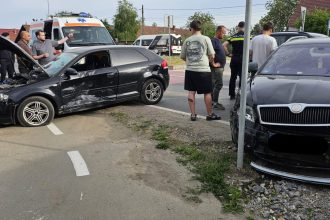 Autoturism avariat în urma impactului cu un stâlp de electricitate în Moșnița Nouă, intersecția străzii Poștei cu strada Principală.