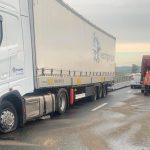 Camion imobilizat pe contrasens pe autostrada A1 lângă Orăștie după ce a rupt glisierele metalice de separare.