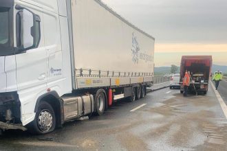 Camion imobilizat pe contrasens pe autostrada A1 lângă Orăștie după ce a rupt glisierele metalice de separare.