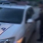 Polițiști în misiune efectuând identificarea unei persoane urmărite internațional într-un local.