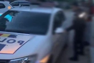 Polițiști în misiune efectuând identificarea unei persoane urmărite internațional într-un local.