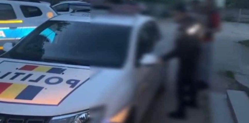 Polițiști în misiune efectuând identificarea unei persoane urmărite internațional într-un local.