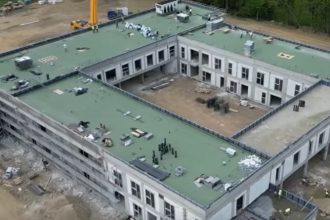 Clădirea noului Centru pentru Educație Incluzivă Dumitru Ciumăgeanu aflată în construcție în localitatea Giroc.