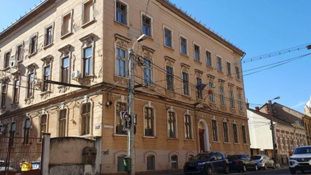 Imagini din interiorul Liceului William Shakespeare din Timișoara prezentând igrasie, mucegai și tencuială căzută.