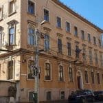 Imagini din interiorul Liceului William Shakespeare din Timișoara prezentând igrasie, mucegai și tencuială căzută.