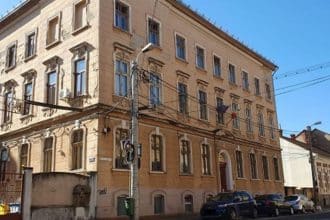 Imagini din interiorul Liceului William Shakespeare din Timișoara prezentând igrasie, mucegai și tencuială căzută.