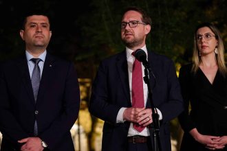 Dominic Fritz, primarul Timișoarei, avertizând asupra riscurilor geopolitice ale moțiunii de cenzură PSD-AUR.