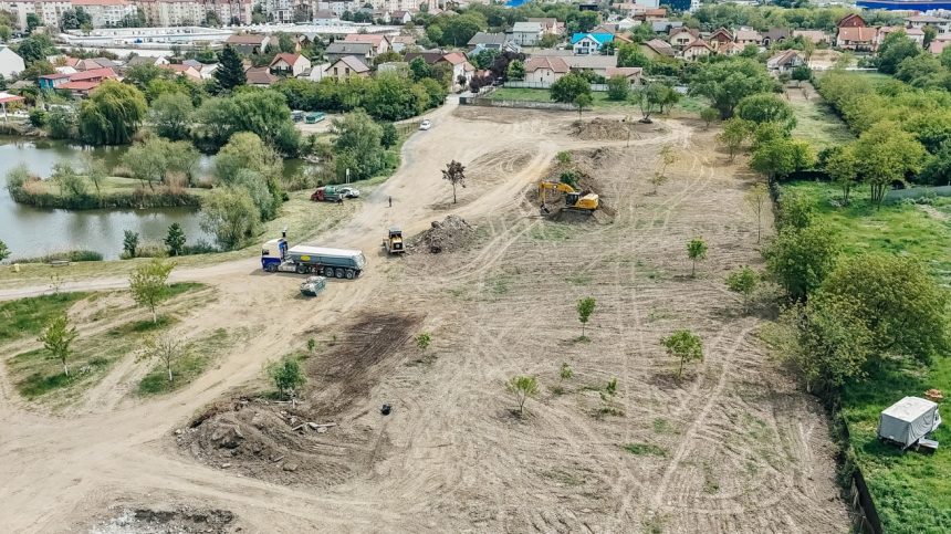 Utilaje de mare tonaj curățând tone de gunoi de pe terenul de lângă Lacul Balaurul din Timișoara.