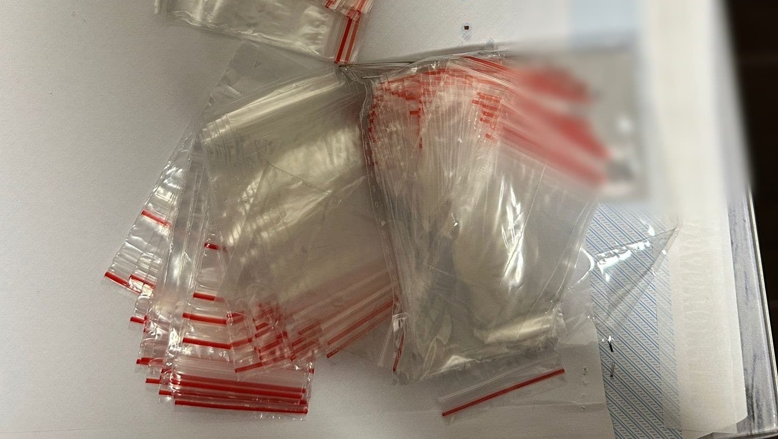 Probe ridicate de DIICOT: sute de pliculețe tip ziplock și substanțe cristaline de tip CMC și BMC.