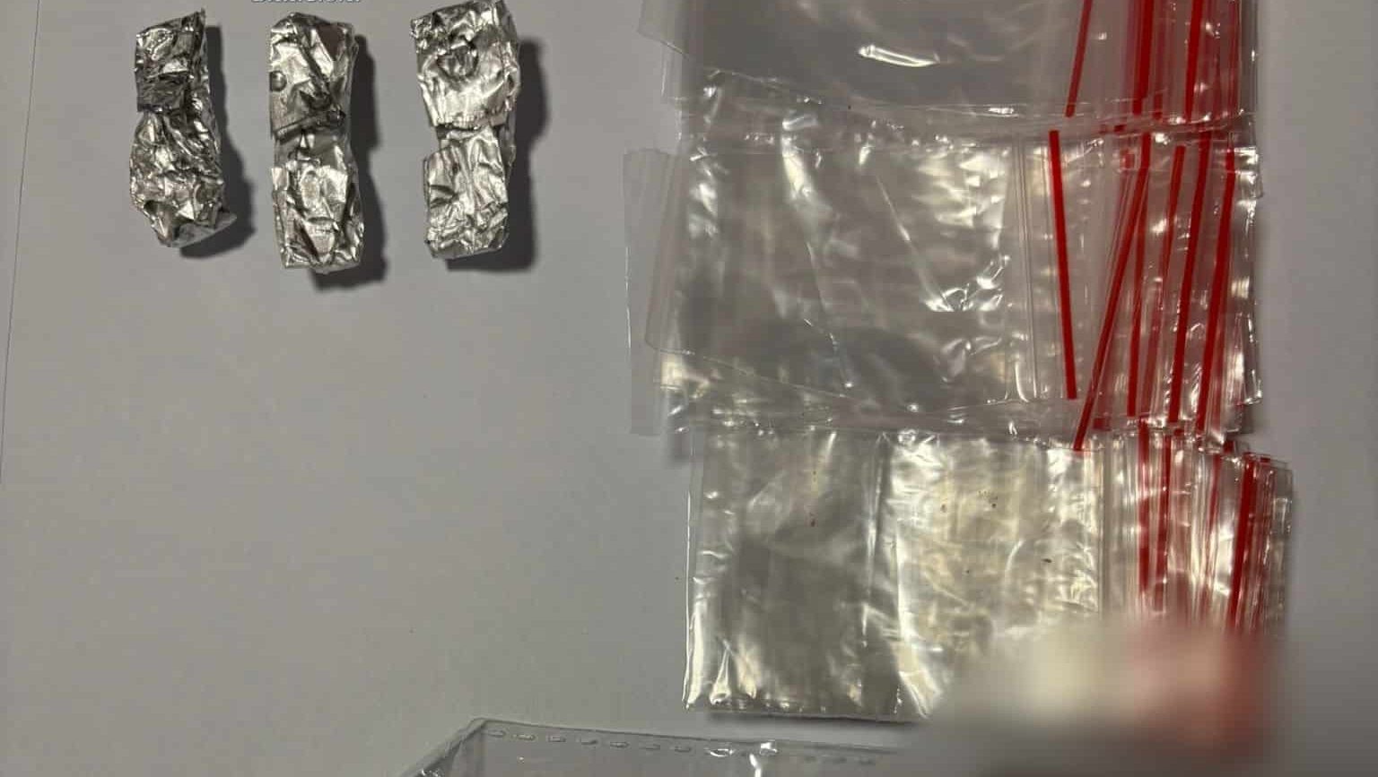 Probe ridicate de DIICOT: sute de pliculețe tip ziplock și substanțe cristaline de tip CMC și BMC.