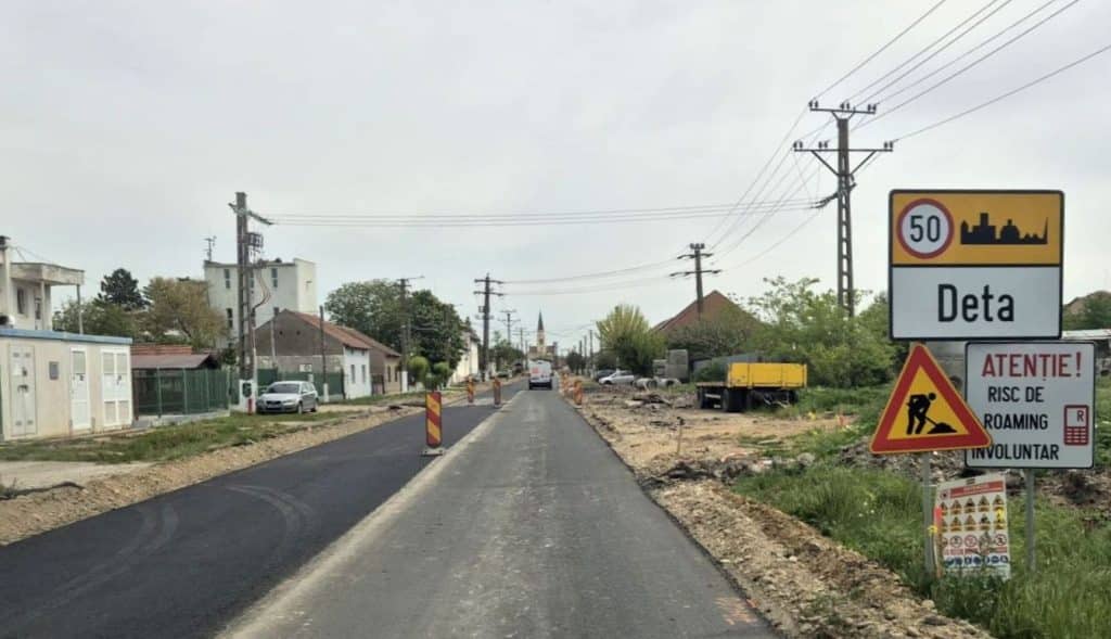 Utilaje de mare tonaj lucrând la lărgirea platformei drumului DN 59B între Livezile și Deta.