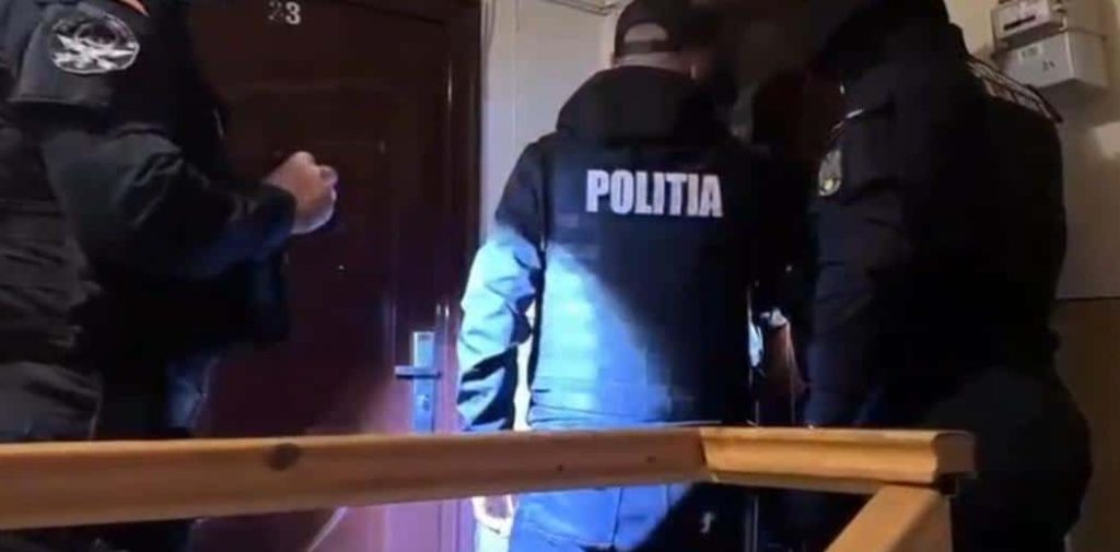 Probe ridicate de DIICOT: sute de pliculețe tip ziplock și substanțe cristaline de tip CMC și BMC.