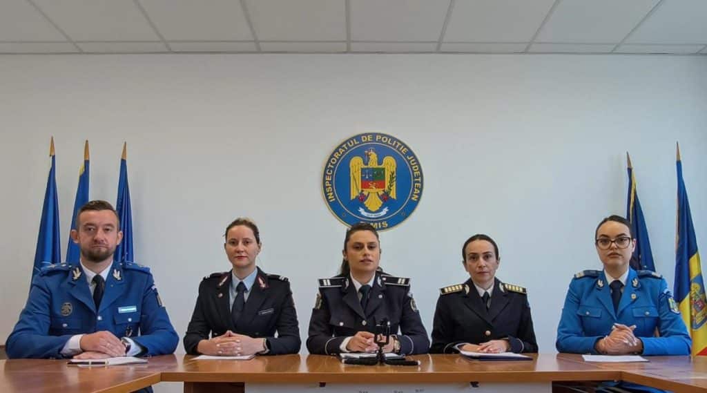 Echipaj de poliție rutieră efectuând verificări cu aparatul etilotest pe o șosea din județul Timiș.