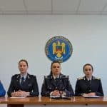 Echipaj de poliție rutieră efectuând verificări cu aparatul etilotest pe o șosea din județul Timiș.