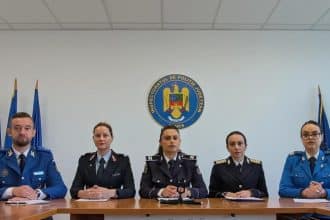 Echipaj de poliție rutieră efectuând verificări cu aparatul etilotest pe o șosea din județul Timiș.