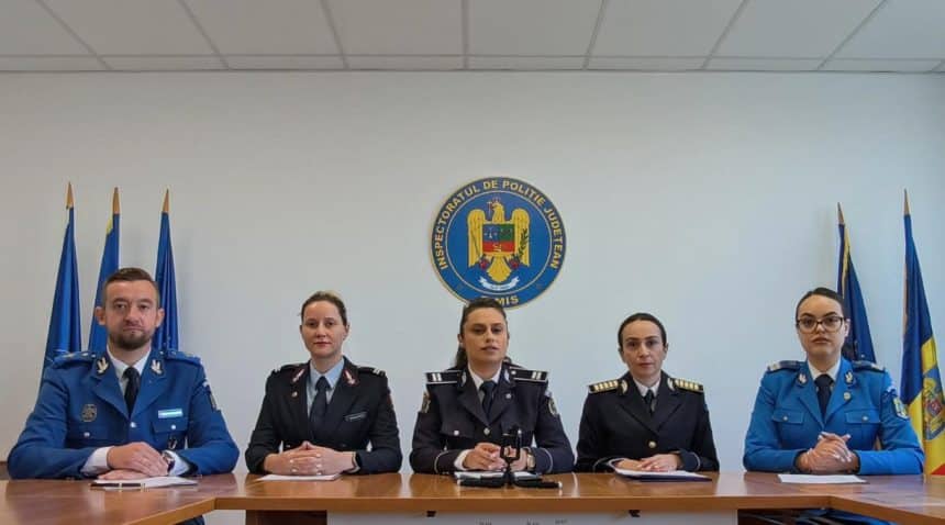 Echipaj de poliție rutieră efectuând verificări cu aparatul etilotest pe o șosea din județul Timiș.