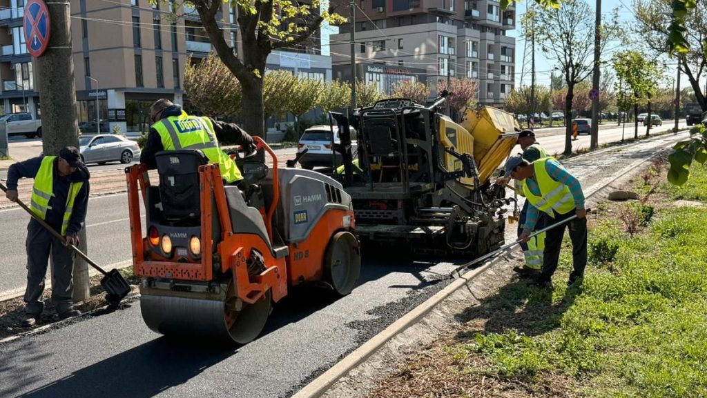 Utilaje și semnalizări rutiere pe strada Transilvania din Timișoara pentru lucrări de infrastructură.