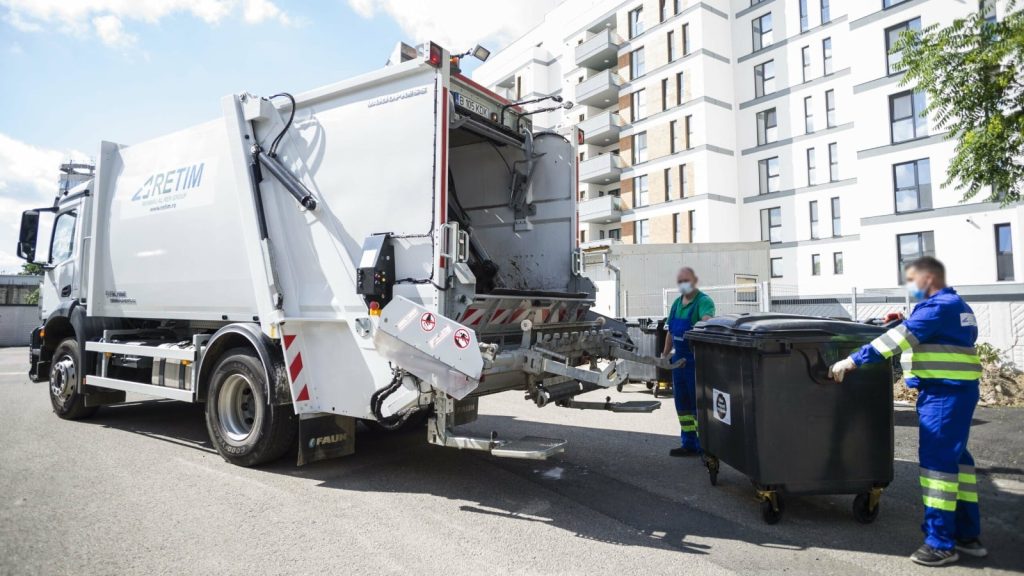 Echipele RETIM colectând deșeuri de la populație conform programului normal de 1 Mai.