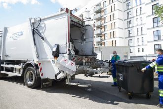 Echipele RETIM colectând deșeuri de la populație conform programului normal de 1 Mai.