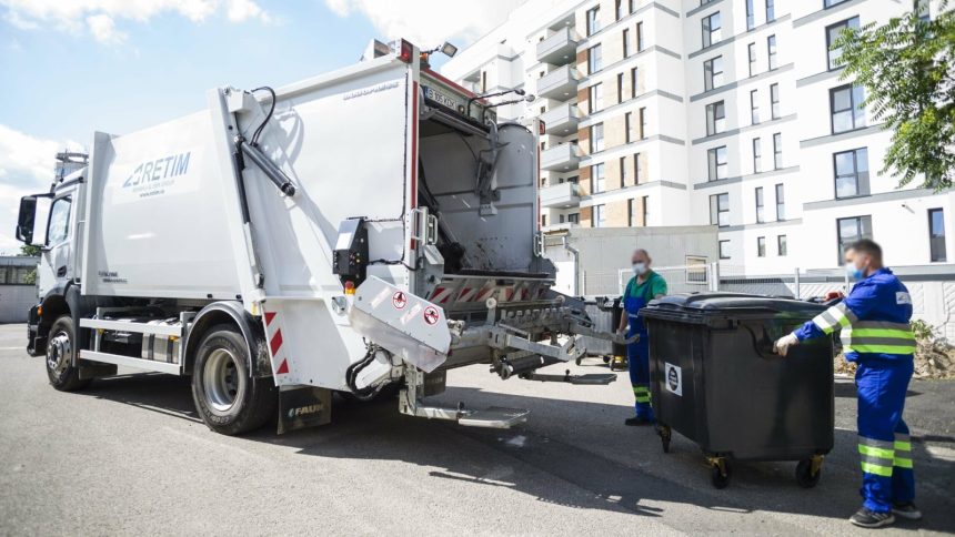 Echipele RETIM colectând deșeuri de la populație conform programului normal de 1 Mai.