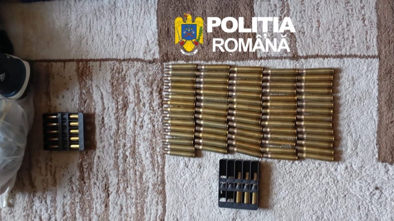 Probe ridicate de polițiști: arme de foc letale și muniție descoperite la domiciliile suspecților.