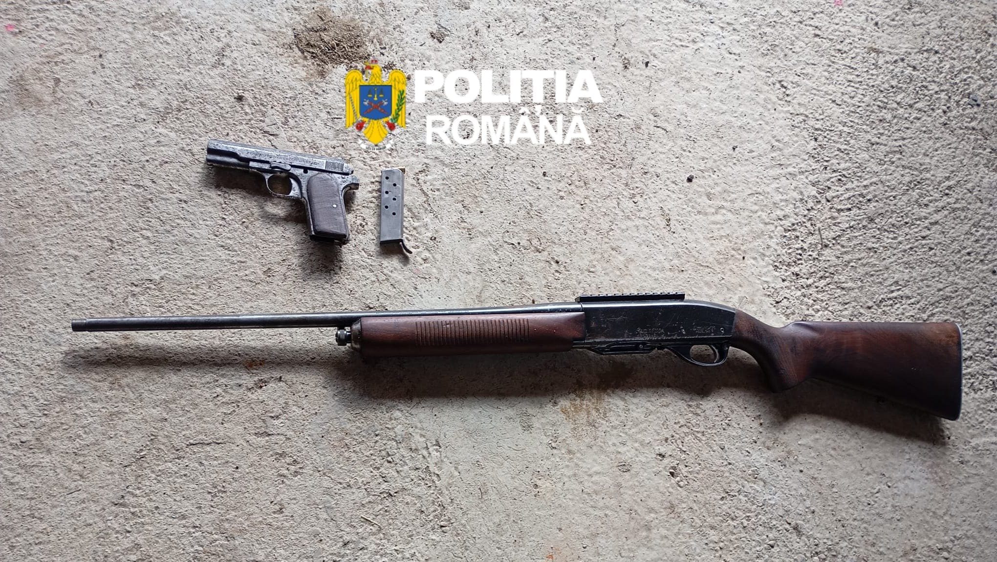 Probe ridicate de polițiști: arme de foc letale și muniție descoperite la domiciliile suspecților.