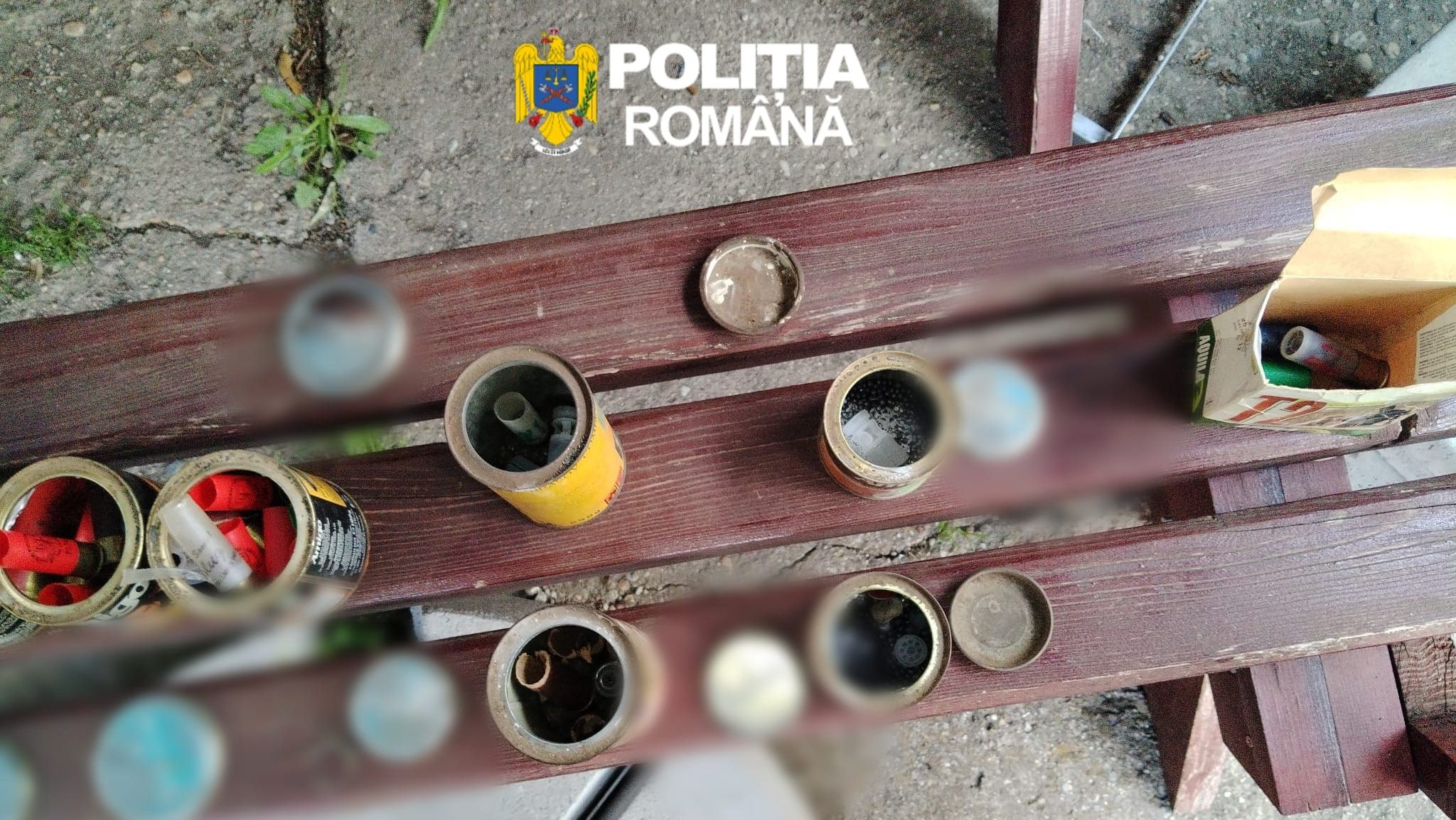 Probe ridicate de polițiști: arme de foc letale și muniție descoperite la domiciliile suspecților.
