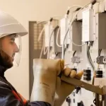 Echipe de intervenție Rețele Electrice Banat efectuând lucrări de modernizare și revizii la liniile de tensiune din județul Timiș.